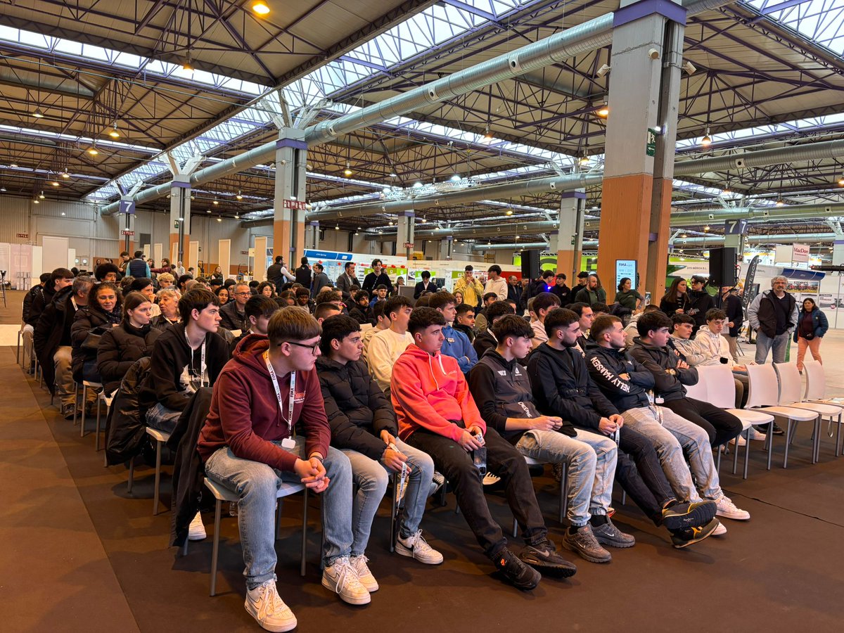 fima_agricola's tweet photo. La cuarta jornada de #FIMA2026 ha vuelto a poner el foco en las personas y en los desafíos estratégicos del sector agrario. El análisis de la futura PAC, la innovación tecnológica, la financiación y la sostenibilidad han marcado una agenda de encuentros profesionales y diálogo. https://t.co/9k7nrcRn4h