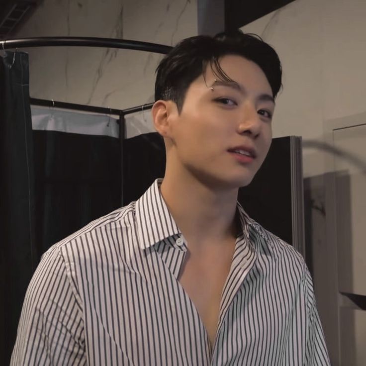 yssa_i0's tweet image. #jikookau pagode beat, model's step 

Jungkook, rei do pagode, posta tweet falando sobre Jimin. O problema? Esqueceu que estava no perfil oficial, agora o Brasil inteiro sabe do crush no modelo.