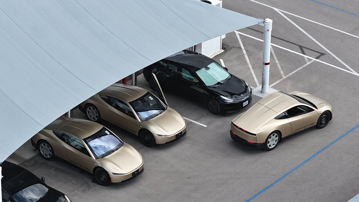 niccruzpatane's tweet image. Tesla Cybercabs are multiplying quickly.

Looks like they’ve adjusted the angle of the powered doors in the production version. Much more usable.