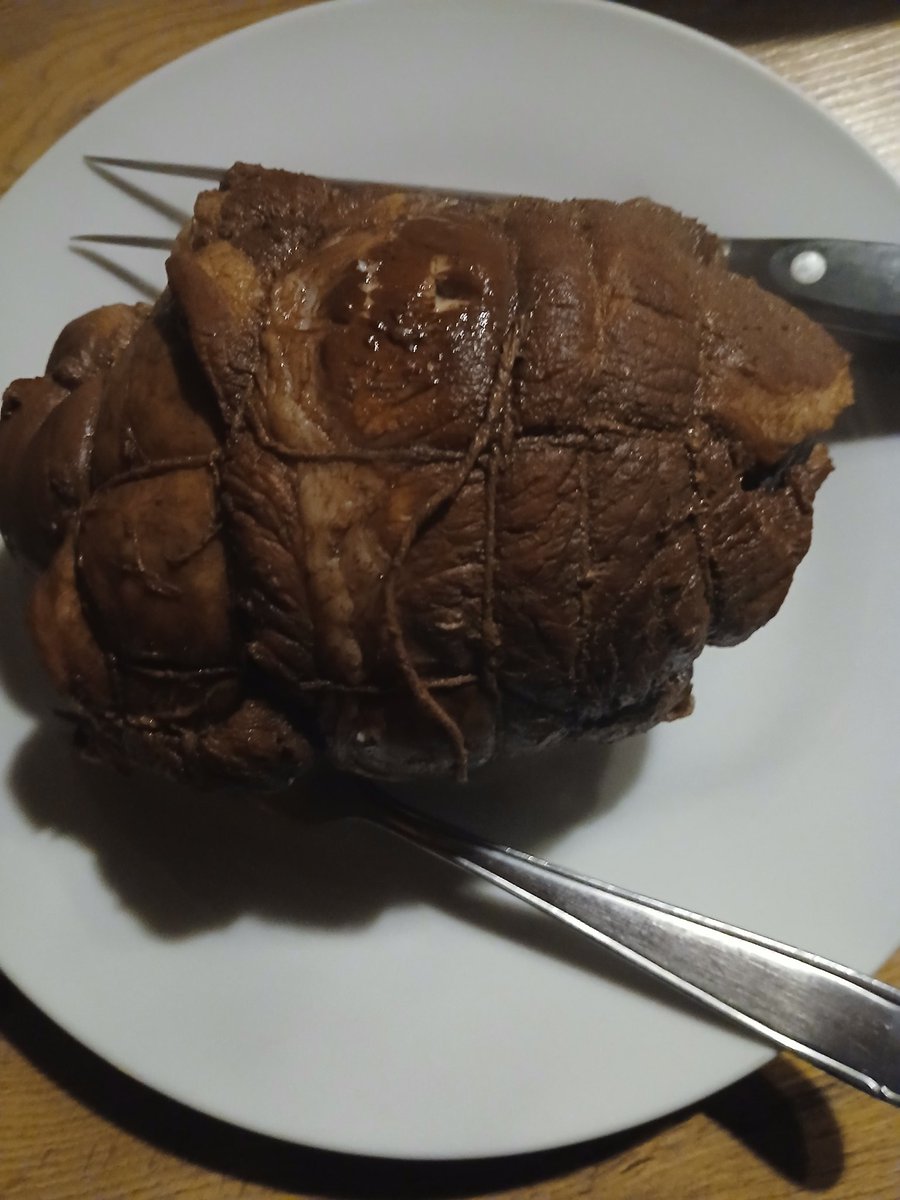 Ogladalem kiedys filmik jak robiła szynkę, no i spróbowałem ( w herbacie)- jeszcze nie wiem co tam w środku:)