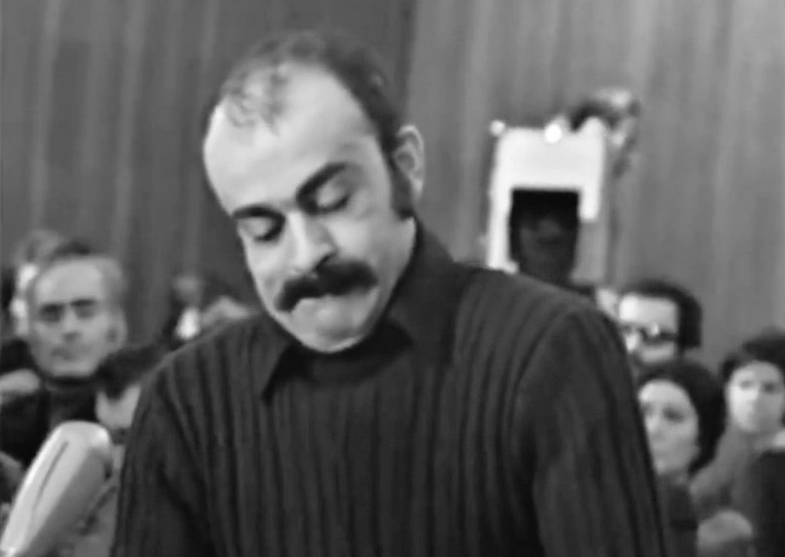 «مبارزه» برای چپ‌ها خیلی مهمتر از خودِ آزادی‌ست.

چپ‌ ایرانی خوب می‌داند که هر تغییر عمده‌ای، یعنی تعطیل شدنِ فاندهای بی‌پایان، تریبون‌های بحث و آغازِ کار و تلاش؛ این برایش از مرگ سخت‌تر است.

چپ دوست دارد حرف بزند، چُس‌ناله‌کند و مفت بخورد؛ بوی کار که می‌آید شیهه‌اش بلند می‌شود!