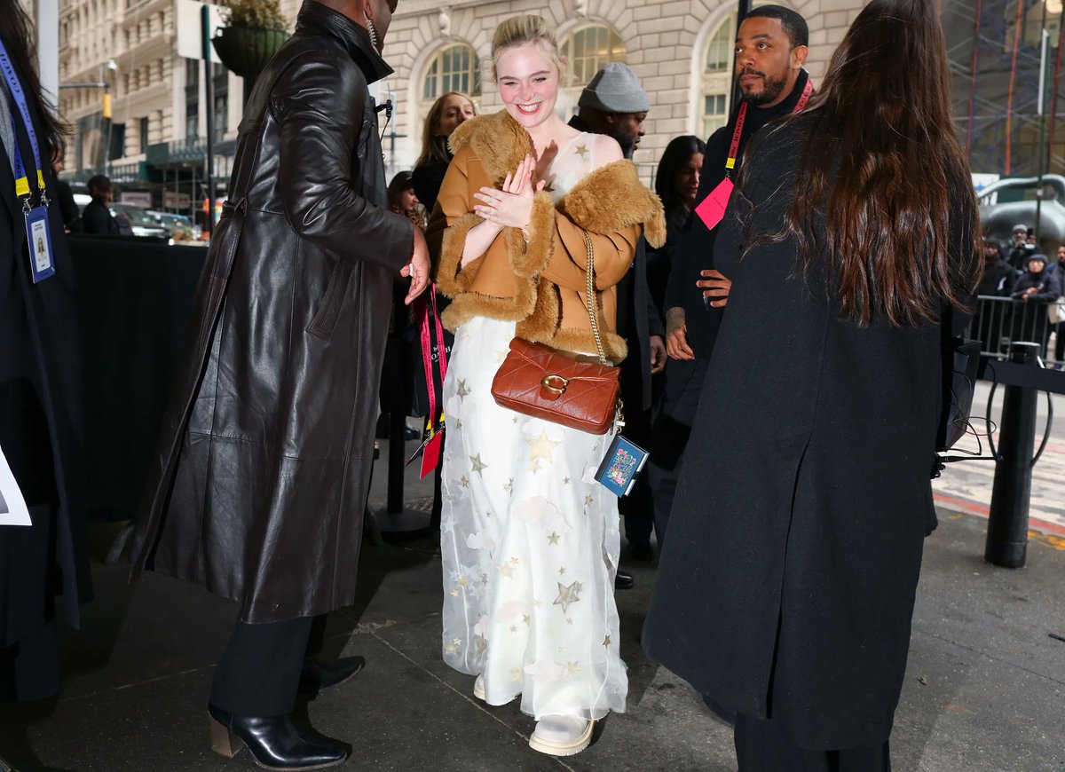 RevistaEliteqr's tweet image. El street style de NYFW Otoño-Invierno 2026 confirma que la elegancia urbana es protagonista. Capas estructuradas, monocromías audaces y actitud sin esfuerzo dominan las calles✨🖤 ¿Cuál look llevarías?

#NYFW #StreetStyle #Moda2026 

revistaelitemx.com/los-mejores-lo…