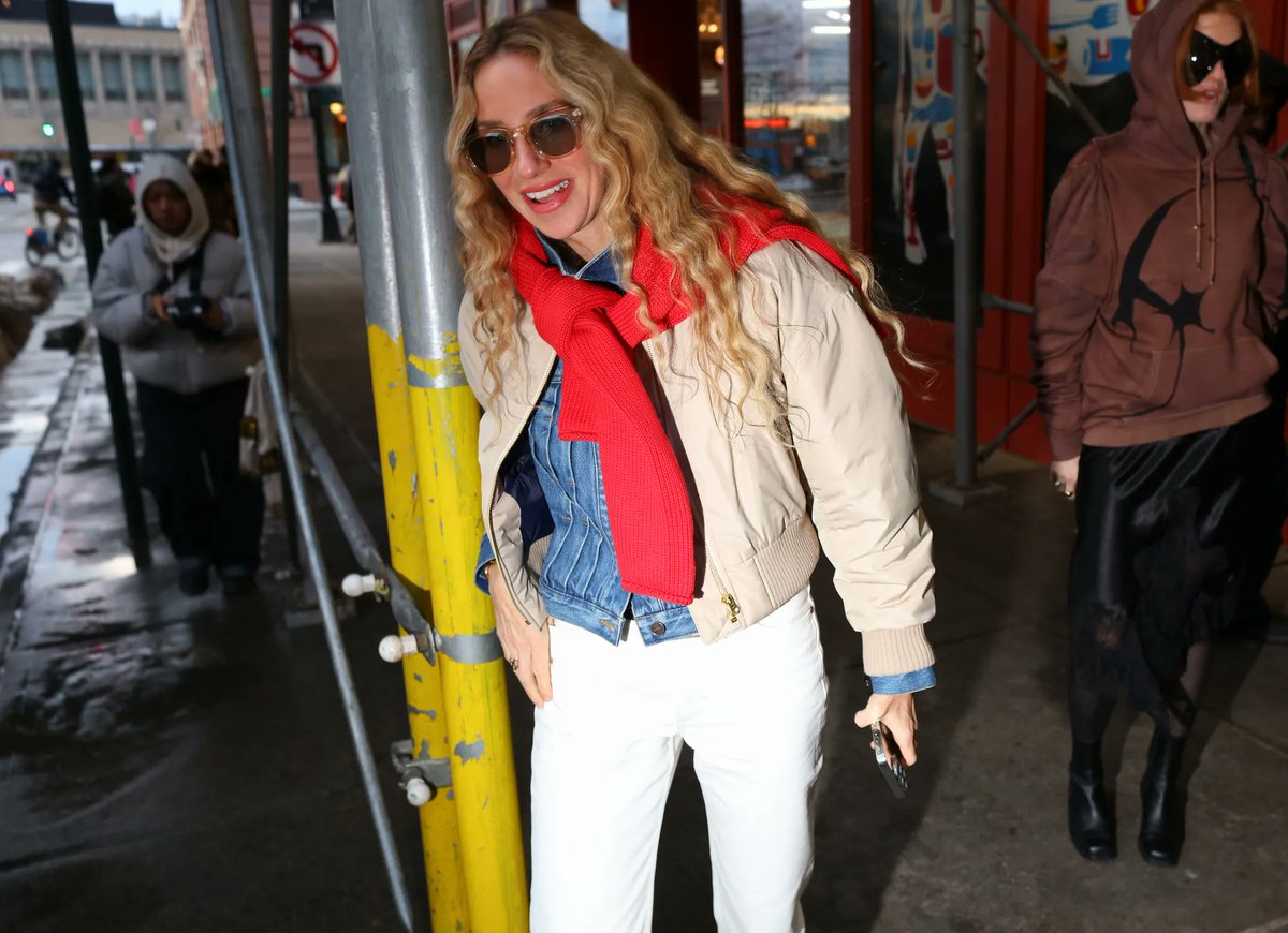 RevistaEliteqr's tweet image. El street style de NYFW Otoño-Invierno 2026 confirma que la elegancia urbana es protagonista. Capas estructuradas, monocromías audaces y actitud sin esfuerzo dominan las calles✨🖤 ¿Cuál look llevarías?

#NYFW #StreetStyle #Moda2026 

revistaelitemx.com/los-mejores-lo…