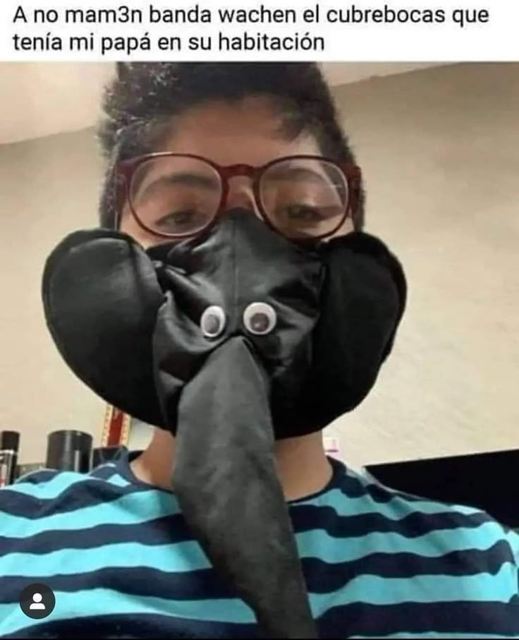 Pues que cubrebocas tan raro XD