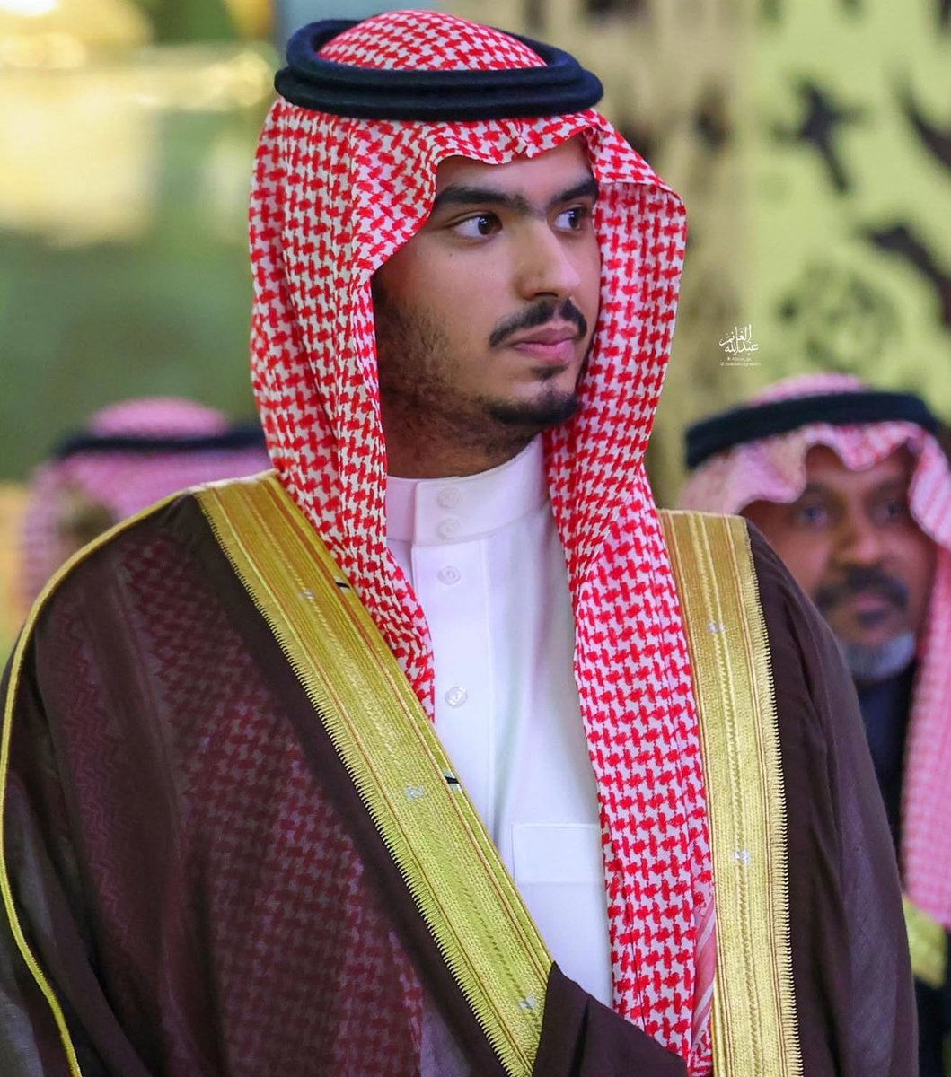 في ليلةٍ شمس السعادة تماهت
يوم الثقة نالت سليل .. كحيلان 

الدرعية اللي بالسيوف استقامت
مهد الملوك ومجدهم عبر الازمان

جاها الامير اللي عزومه تسامت
درعٍ لدار العز في كل ميدان

مبروك منصب فيه الامجاد دامت
تزهى بك العوجا ويفخر بك الشان🇸🇦🤍

#راكان_بن_سلمان_بن_عبدالعزيز