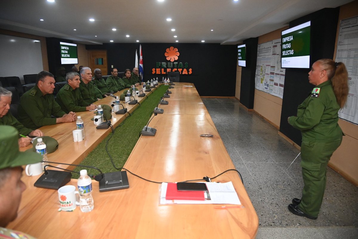 🇨🇺| Este viernes, en el Día Nacional de la Defensa, el Presidente del Consejo de Defensa Nacional, <a href="/DiazCanelB/">Miguel Díaz-Canel Bermúdez</a>, encabezó una jornada de preparación que tuvo como escenario a la Zona de Defensa «Armada» en el capitalino municipio del Cerro. 

📎| presidencia.gob.cu/es/noticias/la…