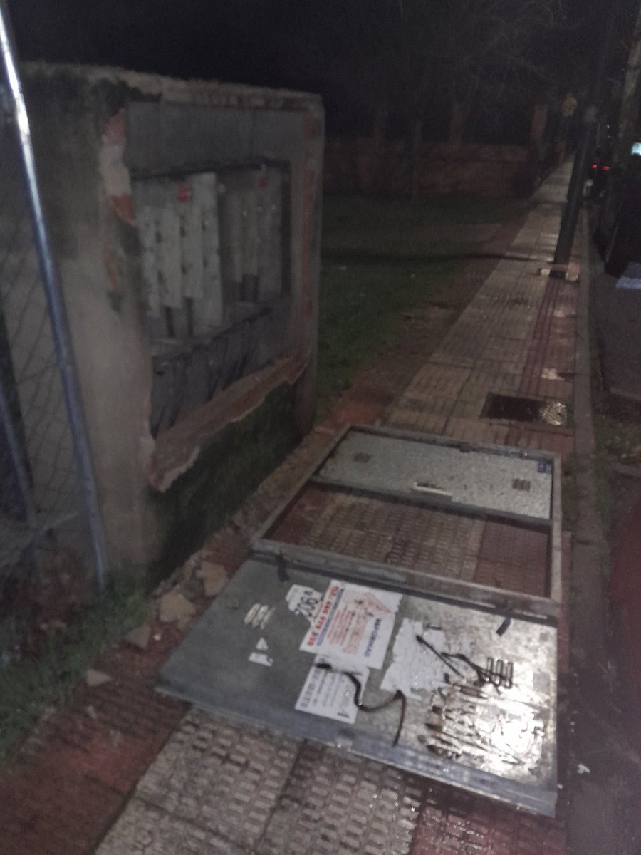 <a href="/Moralzarzal/">Ayuntamiento de Moralzarzal</a> Se ha despegado la puerta de este cuadro eléctrico en Lope de Vega, impidiendo además el paso. <a href="/mejorando_moral/">Mejorando Moral</a> <a href="/MoralenComun/">Moralzarzal en Común - Moral nos une ♥️</a> <a href="/PCivilMoral/">PCivil Moralzarzal</a> <a href="/PolMoralzarzal/">Policia Local Moralzarzal</a> <a href="/IU_Moralzarzal/">IU Moralzarzal 🔻</a> <a href="/GemaDuqueDuque/">Gema Duque</a>