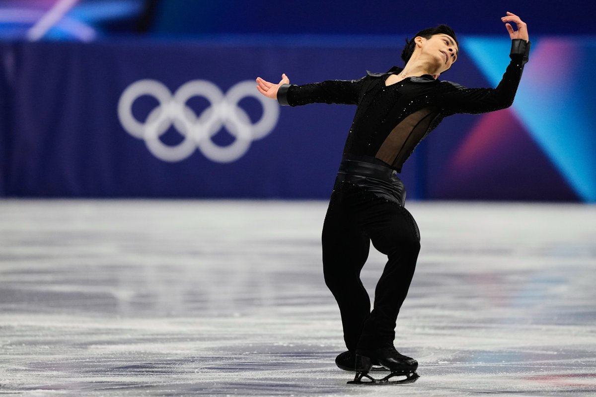 El_Universal_Mx's tweet photo. ⛸️✨ ORGULLO NACIONAL EN EL HIELO

Donovan Carrillo brilló con una actuación memorable en la final de patinaje artístico de los Juegos Olímpicos de Invierno Milán-Cortina 2026, al presentar una rutina libre inspirada en un remix de Elvis Presley que le valió una calificación de 143.50 puntos.

INOLVIDABLE PARTICIPACIÓN QUE NOS LLENA DE ALEGRÍA

FOTOS: AP 📸 📸