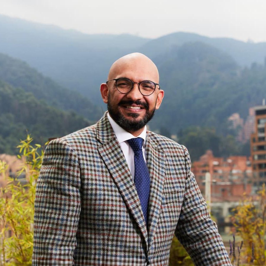 Camilo Morales Trujillo es el Magistrado que le quitó el aumento del salaliro mínimo a los Colombianos. Es un revanchista. No se posesionó ante el pdte <a href="/petrogustavo/">Gustavo Petro</a>, sino ante Gerson Chaverra. Además, está demandando por paridad de género en el Consejo de Estado.