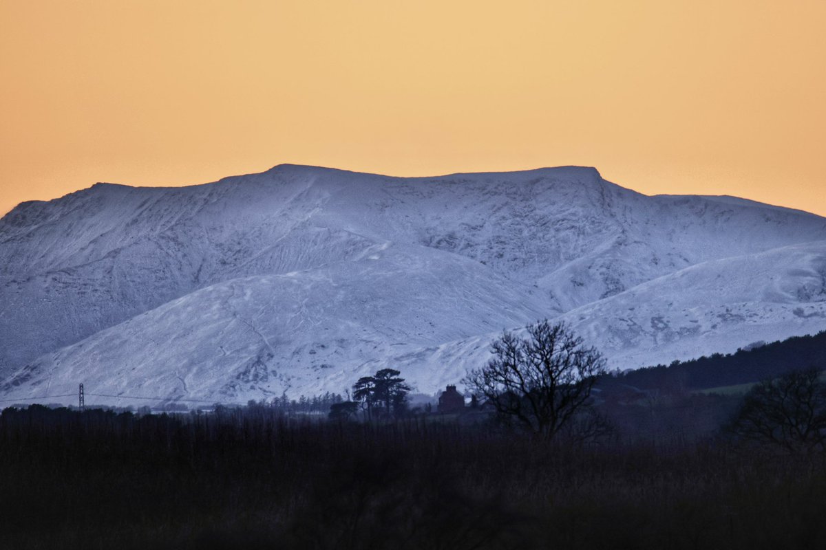 terrybnd's tweet image. Ole Saddleback aka Blencathra from home this evening ❄️⛰️ #lakedisrict #uksnow