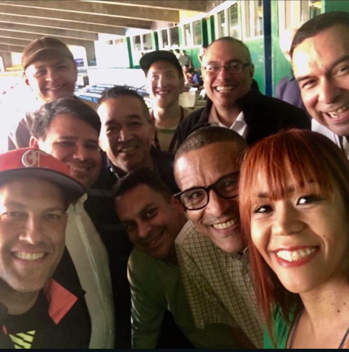 El maestro y sus discípulos. En Humberto Acosta no solo resaltaba la sabiduría profesional que lo hizo el ejemplo a seguir, el periodista al que debías emular , aunque nunca llegaras a ser como él. Es que además era de una calidad humana única. Sigue vivo en sus enseñanzas.