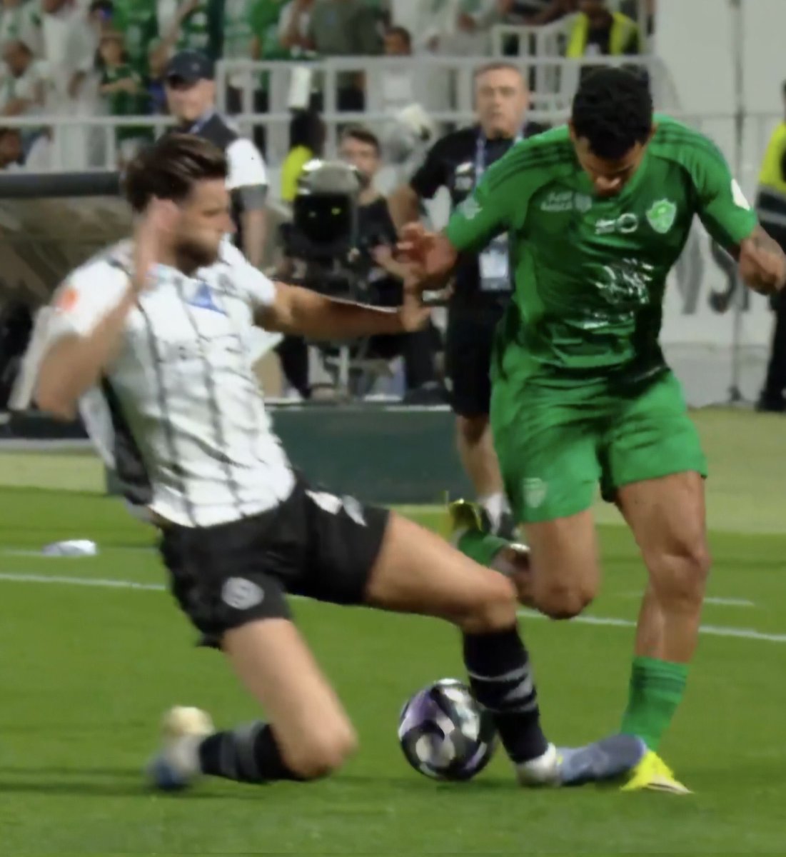 ضربة جزاء احتسبها الحكم للشباب ولايوجد لمسه في قدم اللاعب وفي هذي اللقطة كسر قدم جالينو ولا فيها شيء عجيب وغريب التحكيم في دورينا 😤