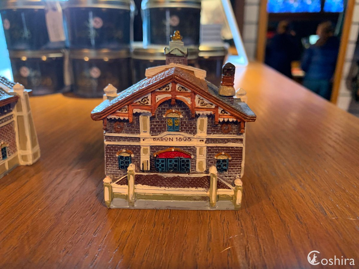 Coshira_'s tweet image. Miniatuurhuisje van Baron 1898, en snoepjes in blik. Per stuk €10.

#Efteling #Baron1898 #DeGevoelighePlaet