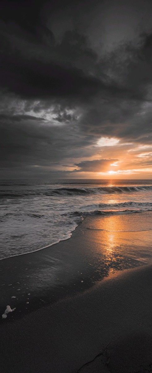 من استعان بغير الله لم يعن
ومن تعزز بالرحمن لم يهن.                                 عمارة اليمني.     🌹