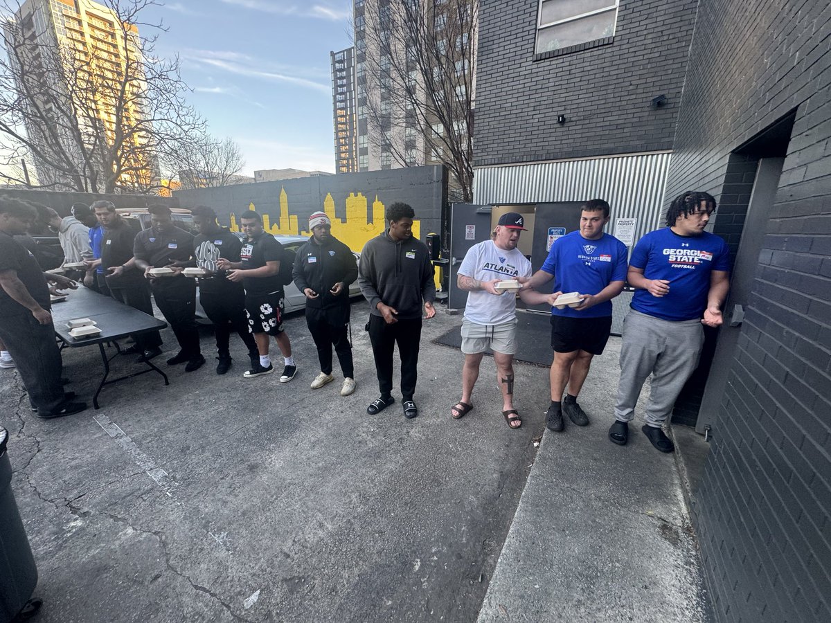 DellMcGee's tweet photo. @Rook_41 &amp; @DellMcGee enjoyed serving at Safehouse Outreach handing out meals and wellness kits with our entire Offensive Line! #BigsLeadingTheWay https://t.co/eNWWBrSlsn