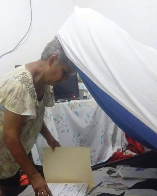 -Oiga Jefita, si tengo la vacuna del sarampión o no?
  
-Mi Jefita revisando: