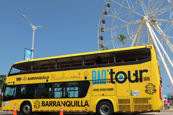 jormon26's tweet image. Durante la realización del @Carnaval_SA, @alcaldiabquilla @AlejandroChar estrena el primer bus de turismo que llega para Barranquilla: BaqTour, para unos 53 pasajeros, de dos pisos, amarillo, y lo va a operar Sodis Vip: notaseconomicas.com/2026/02/baqtou…