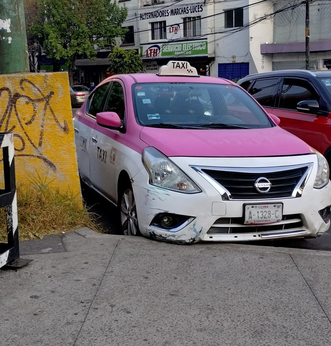 CTlacopac's tweet photo. @OVIALCDMX, @SSP_CDMX, @C5_CDMX No importa día, hora o momento en que no se invada las áreas de NO estacinamiento sobre A. Revolución desde el metro Barranca del Muerto y hasta la calle de Sofía, y detectamos que se debe por la nula vigilancia y mostramos el porqué. https://t.co/3hxgLW8yWc
