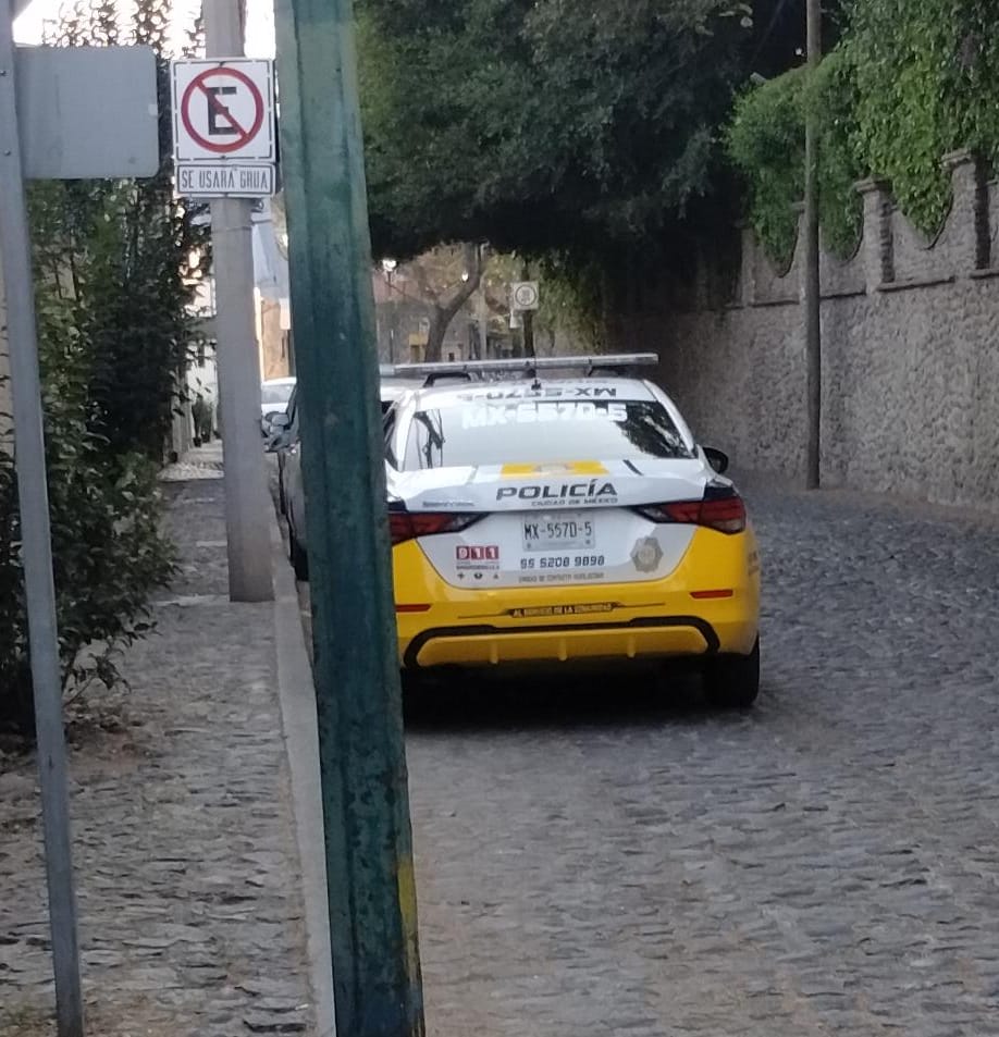 CTlacopac's tweet photo. @OVIALCDMX, @SSP_CDMX, @C5_CDMX No importa día, hora o momento en que no se invada las áreas de NO estacinamiento sobre A. Revolución desde el metro Barranca del Muerto y hasta la calle de Sofía, y detectamos que se debe por la nula vigilancia y mostramos el porqué. https://t.co/3hxgLW8yWc