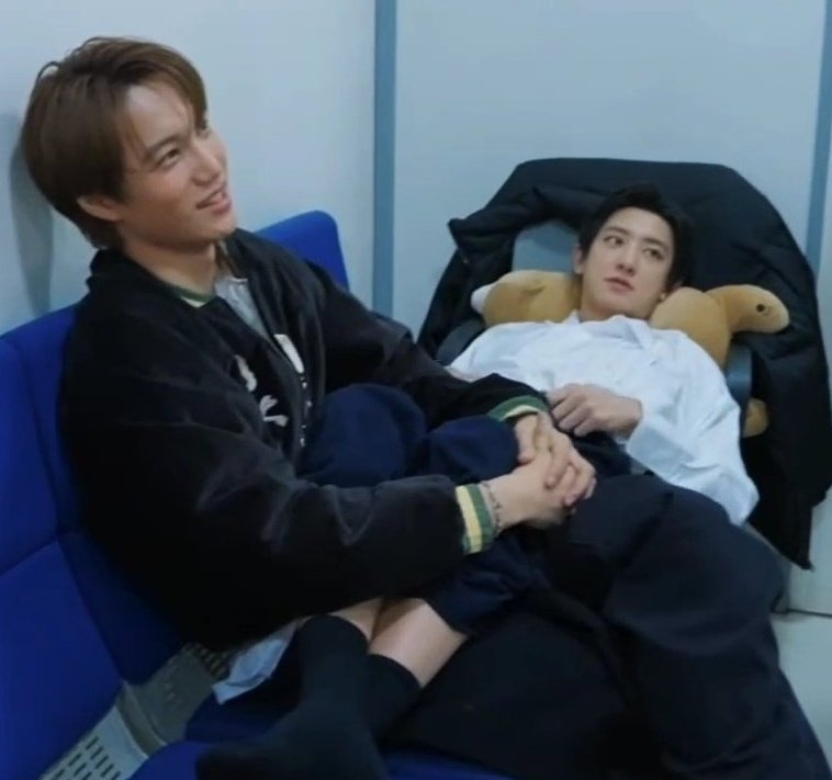 カイ君に膝を膝枕してもらってカイ君の抱き🐻ちゃんを枕に使ってこの世のカイペンの勝ち組パクチャニョル