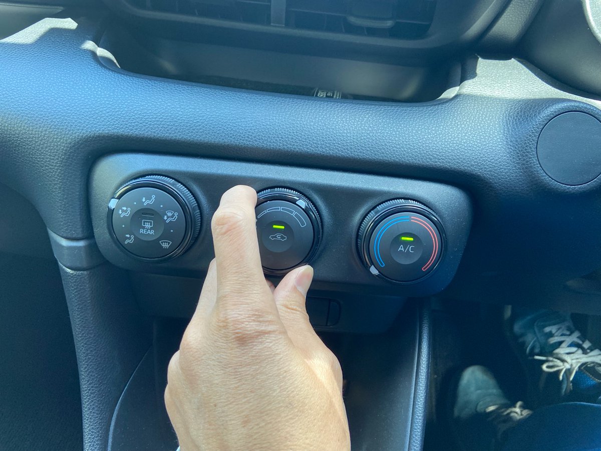 teammho's tweet photo. エアコンは冬も使うべき

A/Cボタンは除湿。

冬に使わないと
コンプレッサー内部の潤滑不足に陥りがち。

エアコンガスにコンプレッサを潤滑するオイルが一緒になってるため、使わないとコンプレッサ内部が潤滑不足になります。

こまめにエアコンスイッチをONにするだけで寿命延びます。 https://t.co/7z5H6l232Q