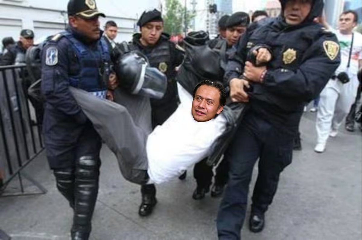 Marx Arriaga saliendo del jale hoy...