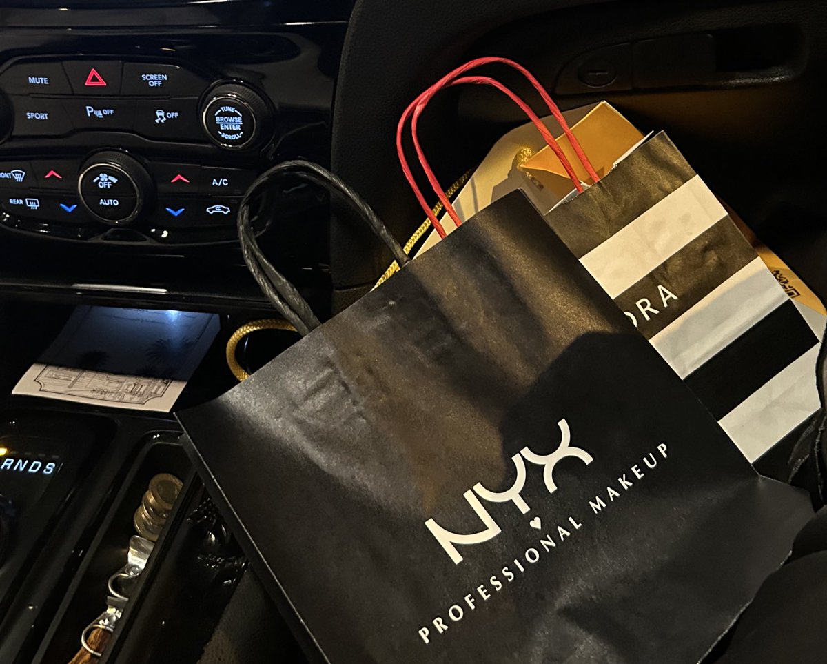 اول شي خلصته من مقاضي العيد الميكب ✅