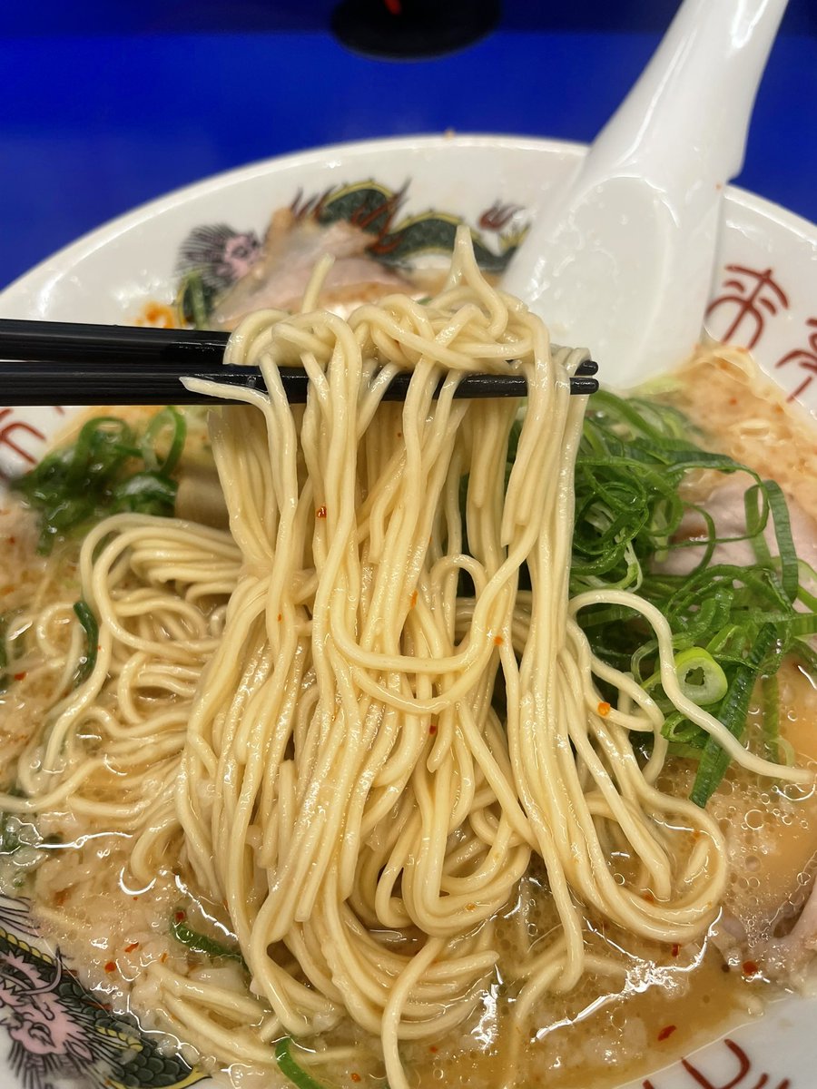 DankichiMen's tweet photo. 26-24
来来亭掛尾店
こってりラーメンかため、チャーハン定食大盛り
夜のエネチャ🚗
背脂たっぷり一味の効いたスープ。まろやかさと塩気の調和が取れていて実に美味い😋パツパツ麺とチャーシューをパクッと頬張ると旨味が広がりよきよき
茶色に染まったチャーハンも地味に好き。スープと組むと最強よ💪 https://t.co/2jUwFhMfv6