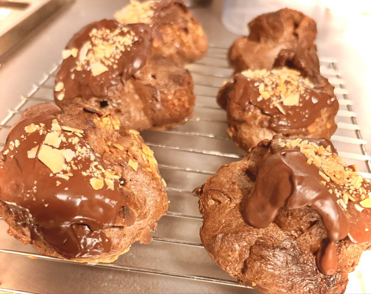 mai_webdzin's tweet photo. 形はあんまりですが、今年はチョコレートシュークリームを作りました🧑‍🍳今日、明日とおでかけなので昨日の寝かしつけ後に製作。ふんわりシューじゃなくてざっくりシューしてみました🍫　#バレンタインデー https://t.co/zx2mFVodiq