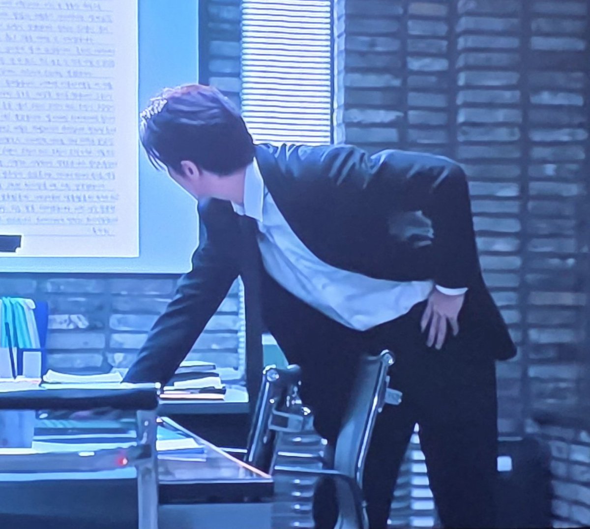 이사람들이 자꾸만 사무실에서 끼부려요

서동재                                           박무경