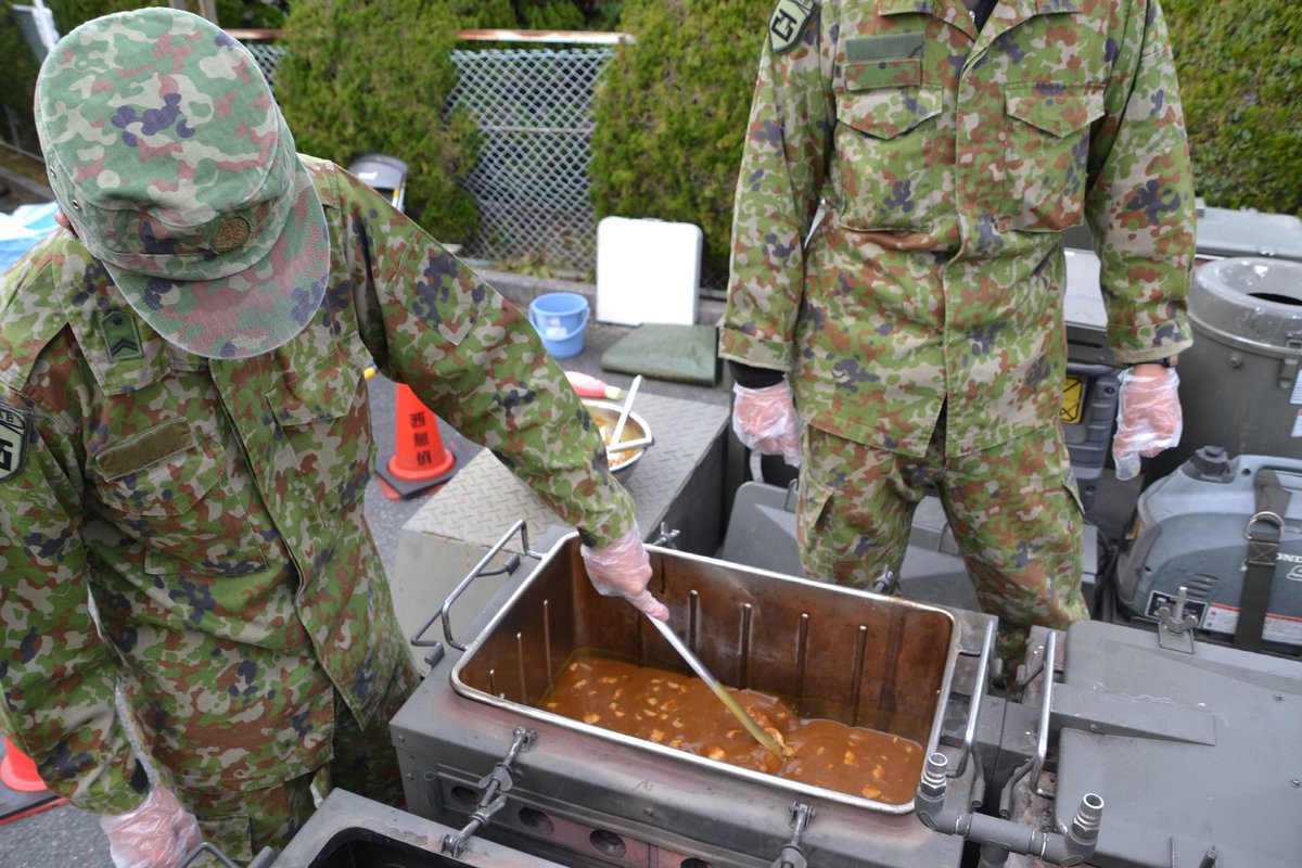JGSDF_IIZUKA's tweet photo. 【地域と共に】
#第３高射特科群 は「 #嘉麻市防災ｉｎ公民館 」において、野外炊事及び車両展示を行いました。災害発生時の活動等にご理解をいただくとともに、地域の皆様と交流を深めることができました！ #嘉麻市 の皆様、機会をいただきありがとうございました。

#陸上自衛隊 #飯塚駐屯地 https://t.co/ggor0VDI7l