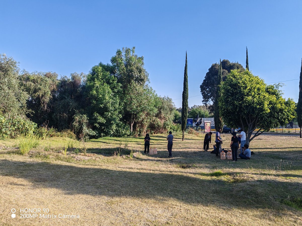 arboles_puebla's tweet photo. Tarde de riego a árboles y colecta de basura en torno al #AhuehuetedeCumulodeVirgo.
Con estudiantes de la Facultad de Artes y prepa BUAP, y Marcos Bal.
#ÁrbolesPatrimoniales #ÁrbolConmemorativo #EspacioPúblico #ÁreasVerdes #Puebla #ParticipaciónSocial #IniciativasCiudadanas https://t.co/Mw0RY5XTMe