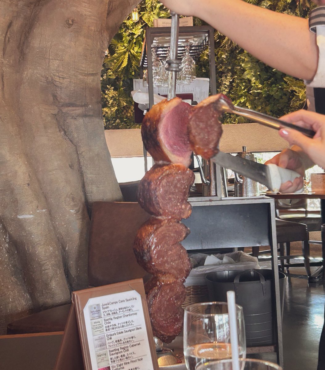 BDFEsince170327's tweet photo. バルバッコア！
ずっと行きたいなって思ってたシュラスコのお店。

お肉が無限♾️…サラダバーもデザートも大充実…そしてお肉が無限♾️

焼き🍍がタイミング合わず食べられなかったでまた行きたい。 https://t.co/bLIDzghLAd