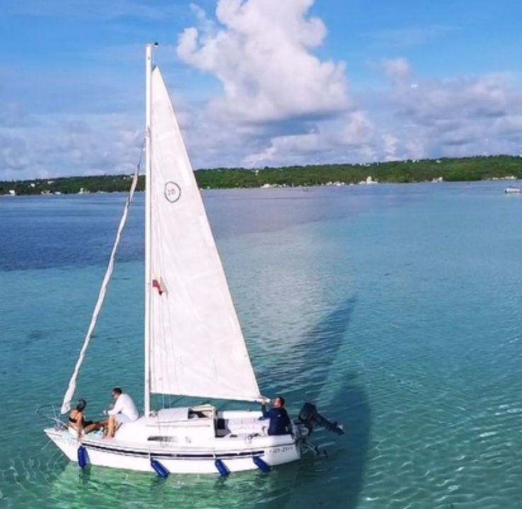 RadNalCo's tweet photo. #Regiones I Hablamos de turismo sostenible con Angélica Muñoz, quien nos invita a vivir una conexión auténtica con el mar de San Andrés, navegando a bordo del velero White Soul.

Una experiencia que promueve el respeto por los ecosistemas, la cultura isleña y el cuidado del entorno natural.

Sintoniza los 99.1 FM y acompáñanos en El Atardecer Sol y Luna.