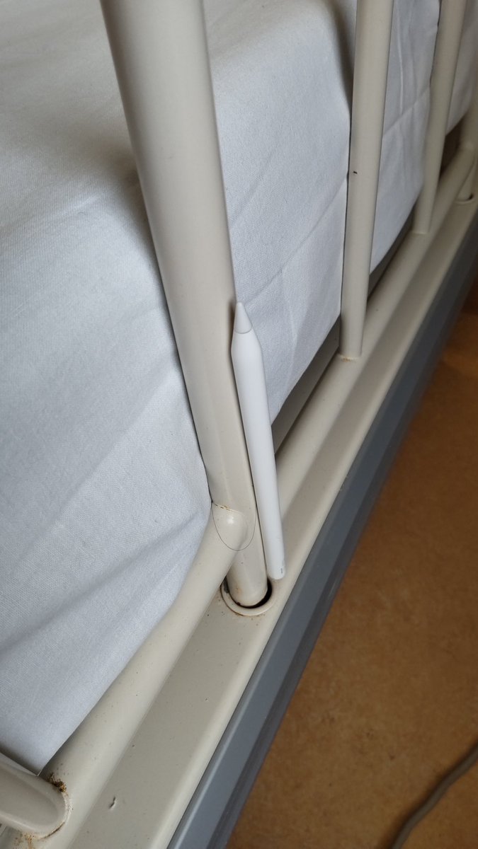 病室でApple Pencilをなくしてしまい、部屋中探し回って見付からず、半分諦めてベッドに戻ってもう一度ベッド周り確認したら、予想外のところで見付かった。
アポーペン、お前は忍者か！ww