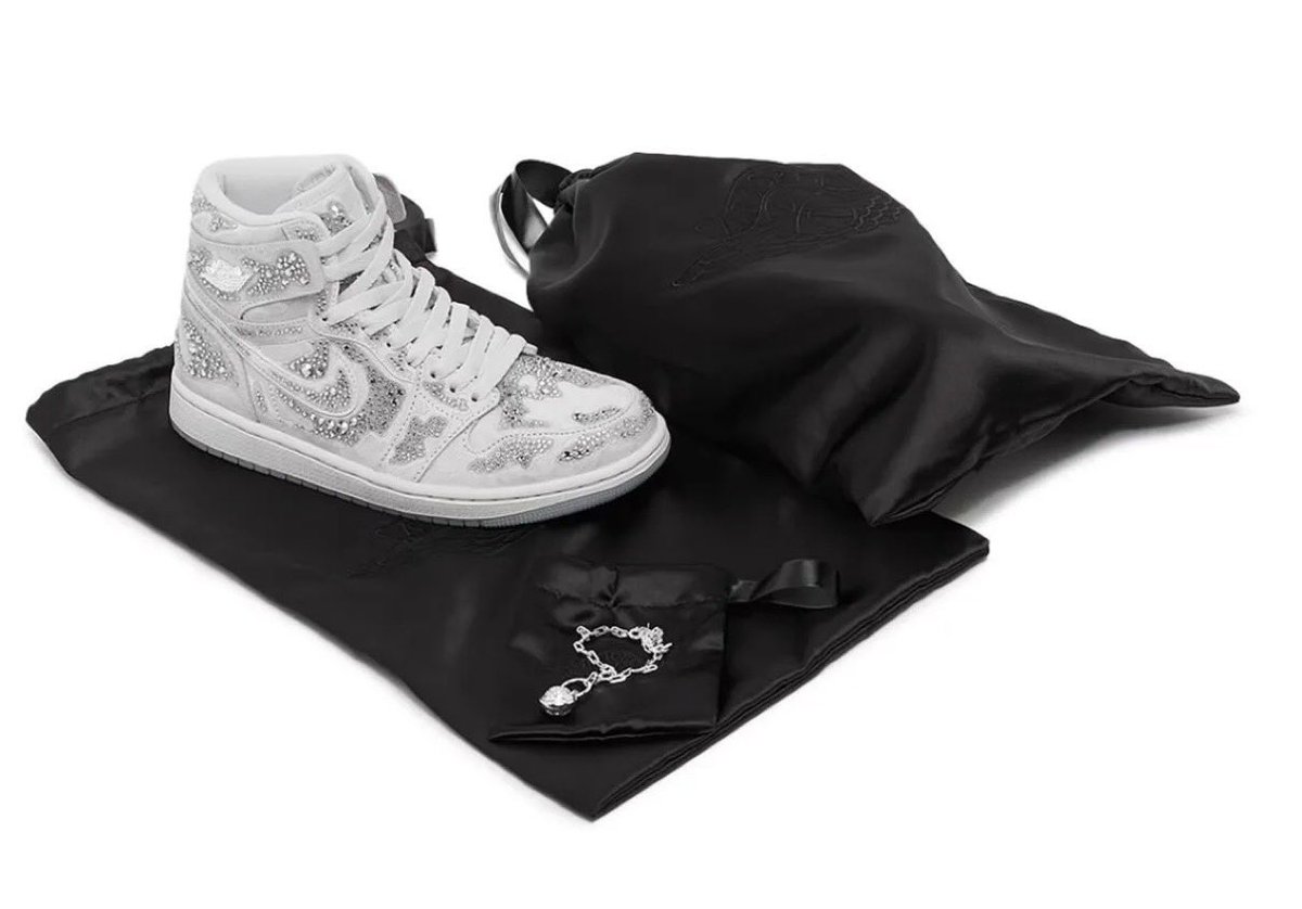 Swarovski × Nike Wmns Air Jordan 1 Retro High OG が現地時間3月21日