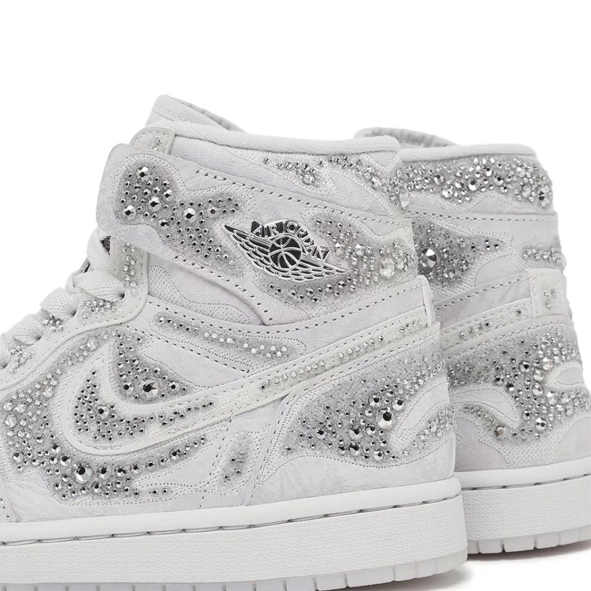 Swarovski × Nike Wmns Air Jordan 1 Retro High OG が現地時間3月21日