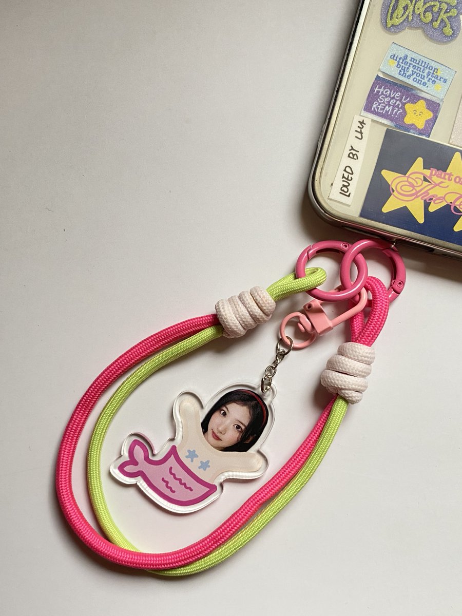 notyphile's tweet photo. Phonestrap Hearts2Hearts punya notyphile emang sekiyowo ini!! 🤏🏻🥹 ayoo jangan sampe ketinggalan po nyaa yaa!! cuma sampai tanggal 20 bulan ini!! ✨️🦭

#Hearts2Hearts #CARMEN #JIWOO #YUHA #STELLA #A_NA #JUUN #IAN #YEON https://t.co/spftpPyPas