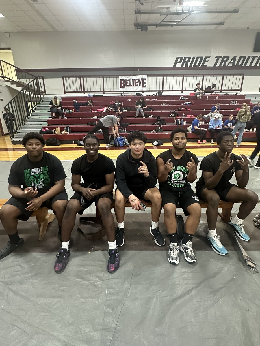 vermillionv33's tweet photo. SUCCESSFUL DAY of powerlifting for the rams! 🏋🏽🐏

198lb: Zach Newcomer 🥇 
198lb: Charlotte Hogeland 🥈 
220lb: Deandre Brown 🥉

…and ofcourse we had to stop and see our favorite beaver. 
#BigHerd https://t.co/2wNrDjazcM