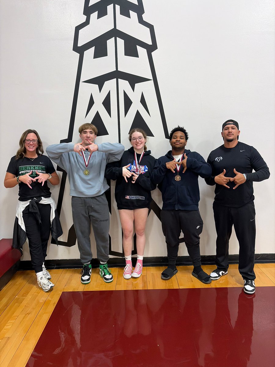 vermillionv33's tweet photo. SUCCESSFUL DAY of powerlifting for the rams! 🏋🏽🐏

198lb: Zach Newcomer 🥇 
198lb: Charlotte Hogeland 🥈 
220lb: Deandre Brown 🥉

…and ofcourse we had to stop and see our favorite beaver. 
#BigHerd https://t.co/2wNrDjazcM