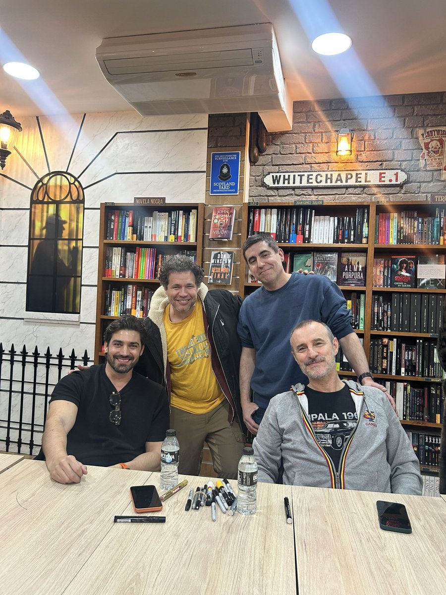 Luidso's tweet photo. Con tres grandes!!  @JorgeJimenezArt dibujante de Batman, @ClaudioSensasao , la voz de Batman y @jesusmarugan de @Akira_Comics 🙂 https://t.co/EsVy6fvRRI