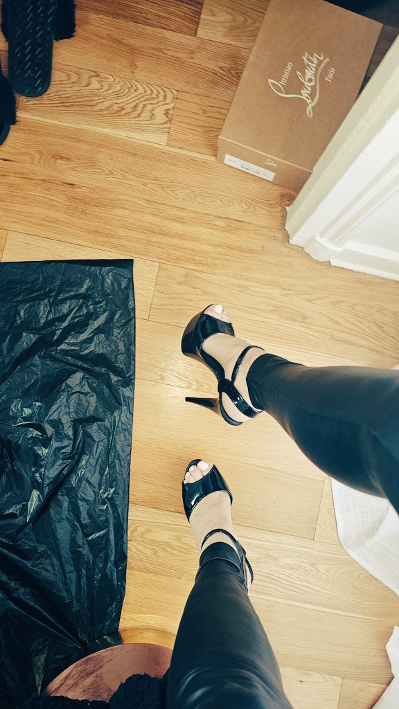 ReineLaraBDSM's tweet photo. La cambrure ne demande rien, elle obtient tout. 👠

#FootFetish  #FeetAdmiration https://t.co/kt4won59fm