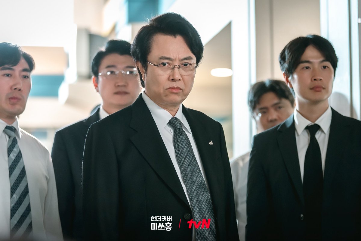 CJnDrama's tweet photo. 내 거친 금보와👊 불안한 눈빛과👀
그걸 지켜보는 직원들과 위기관리본부...💦

[토일] 밤 9:10ㅣtvN
#즐거움엔20tvN #언더커버미쓰홍 #UndercoverMissHong https://t.co/9YkWpR7rNL