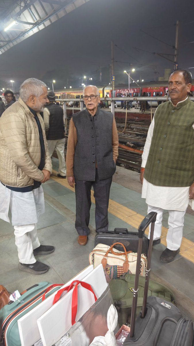 हमारे जिले के गौरव परम् श्रद्धेय श्रीमान चन्द्रशेखर त्रिपाठी जी पूर्व सांसद खलीलाबाद का आशीर्वाद स्नेह मिला नई दिल्ली रेलवे स्टेशन ईश्वर की कृपा सदैव बनी रहे यात्रा मंगलमय हो #ChandraShekharTripathi #highlights2026 <a href="/jagdambikapalmp/">Jagdambika Pal</a>