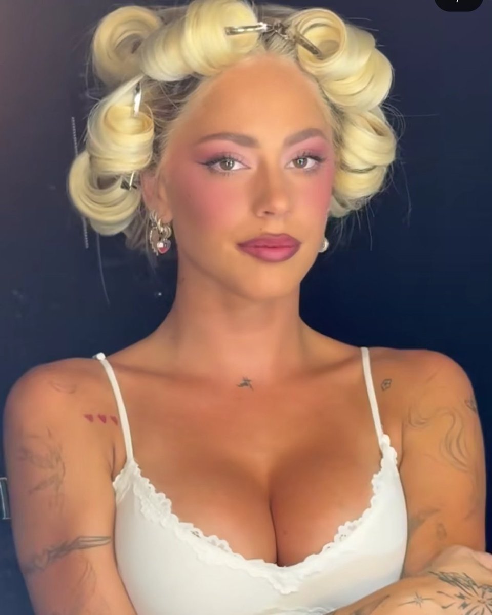 la face card y tetas card de esta mujer es una cosa de locos