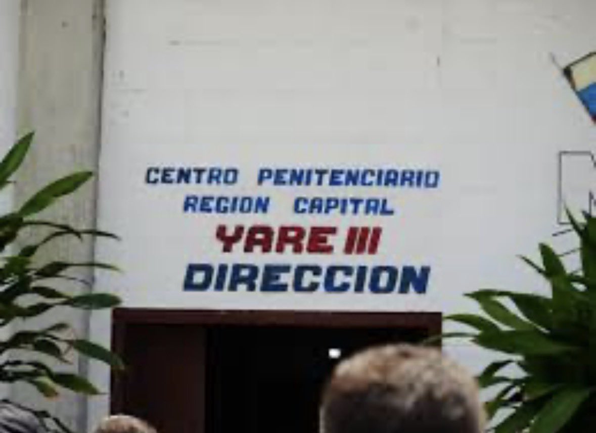 En ese centro de torturas, el 80% de los presos son militares y policías. Desde que se anunció la ley de amnistía, su director Ángel de Castro ordenó más golpes, más castigo, más aislamiento. Meses sin ver a sus familias.

Abusan porque creen que el poder es eterno. No lo es.