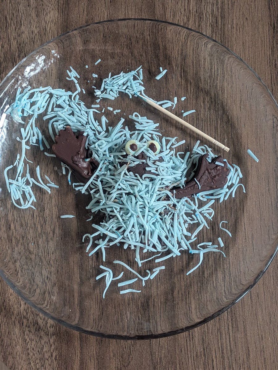 ココナッツを食紅で染めて、
スンスンチョコを作ろうとしたけど、
なんか違う…
#バレンタインデー #パペットスンスン