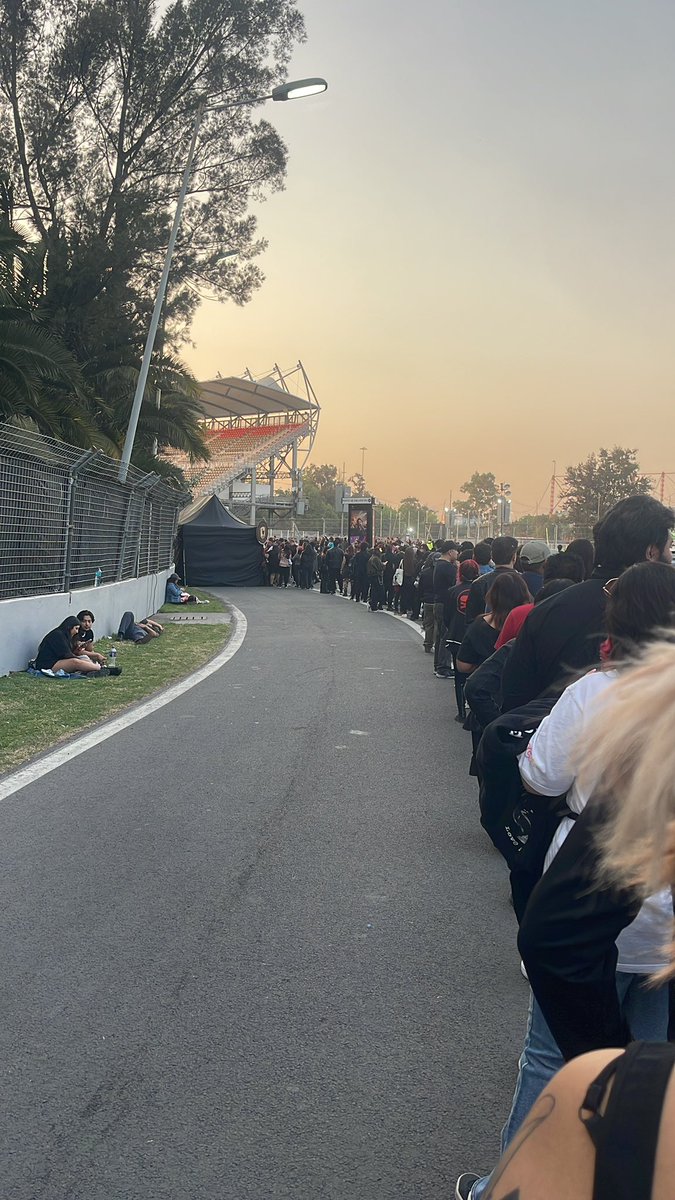mrvicios's tweet photo. Pinche filón para la merch oficial 🙂‍↕️ #mcrmexico https://t.co/htBvtG0fpv