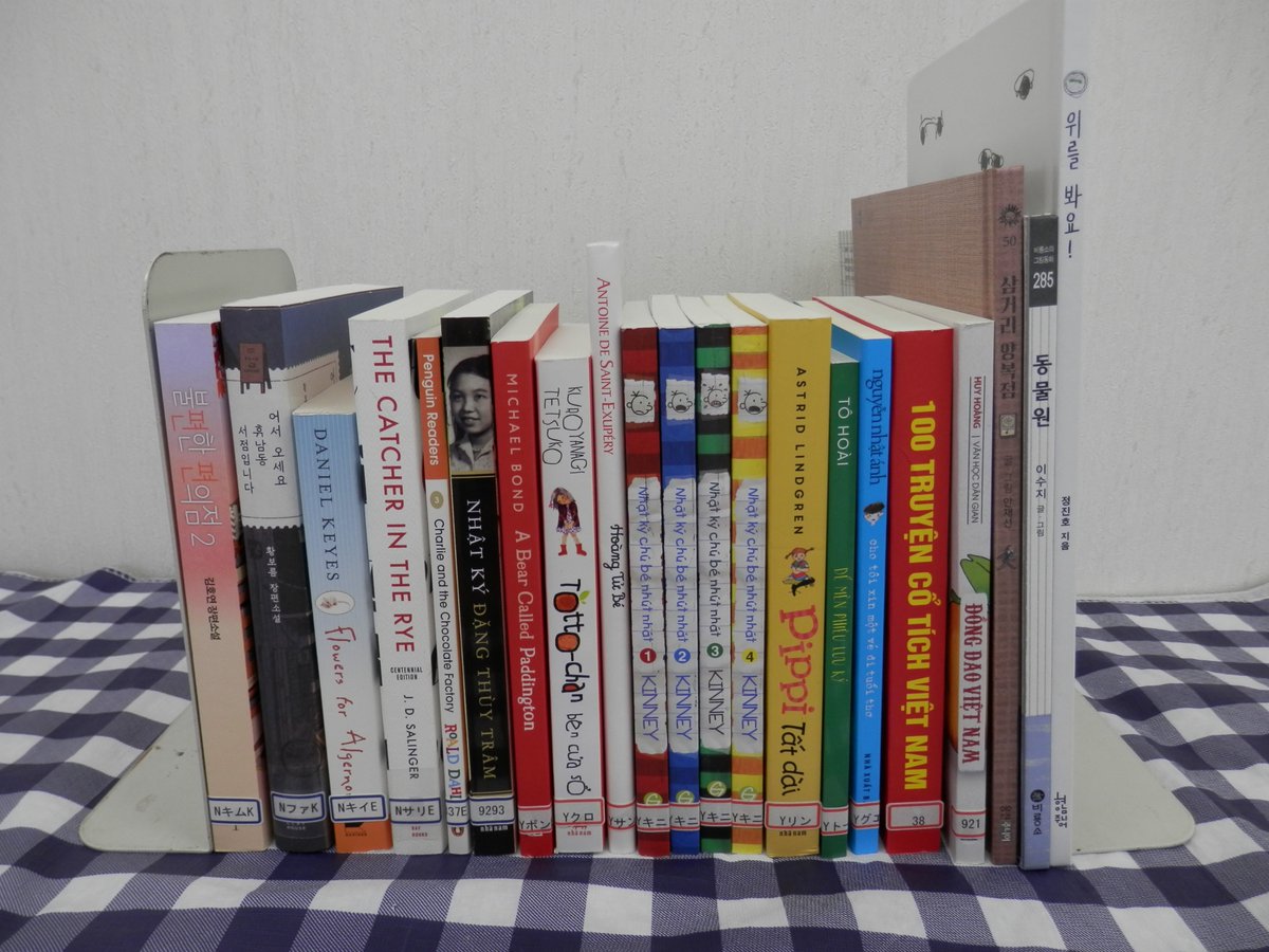 【外国語図書を購入しました@#新長田図書館】
外国語で書かれた、絵本や読み物(児童向け）、小説（大人向け)を今年度も購入しました。
ご予約も可能です。ぜひご利用ください。

#ハングル
#ベトナム語
#英語
#ようこそヒュナム洞書店へ
#グレッグのダメ日記
#くまのパディントン
#神戸市立図書館