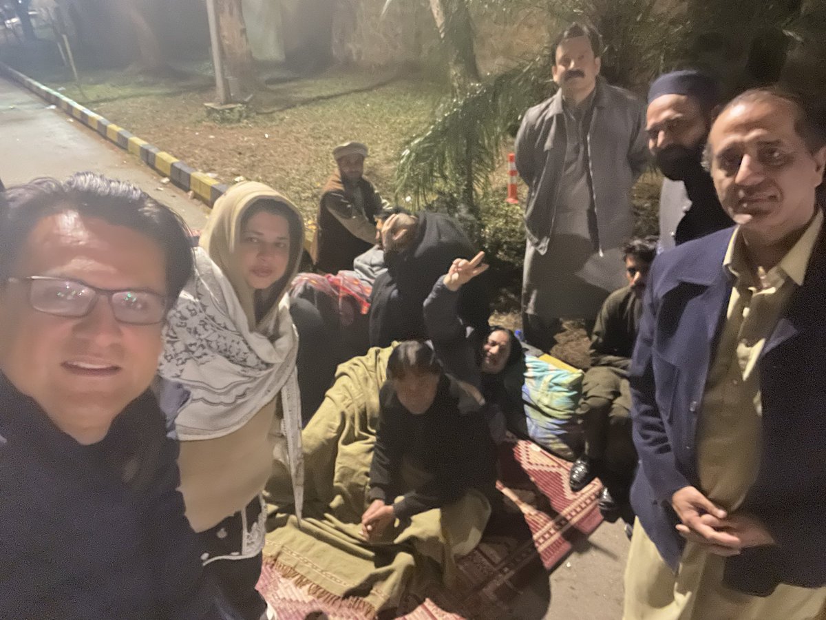 SardarMansoor3's tweet image. 5 am dharna KPK house